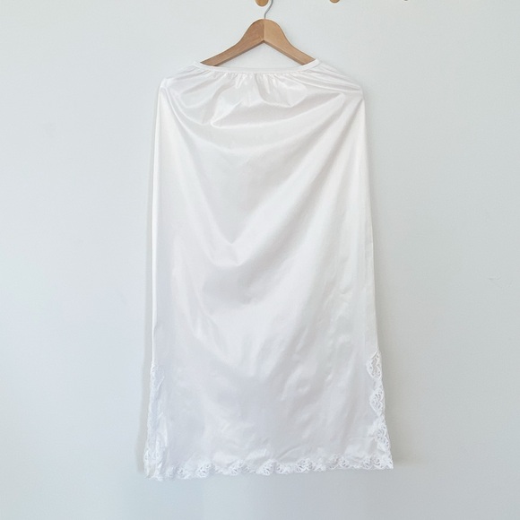 Vintage pale pate white nylon slip skirt with creamy floral lace trim - Picture 2 of 6